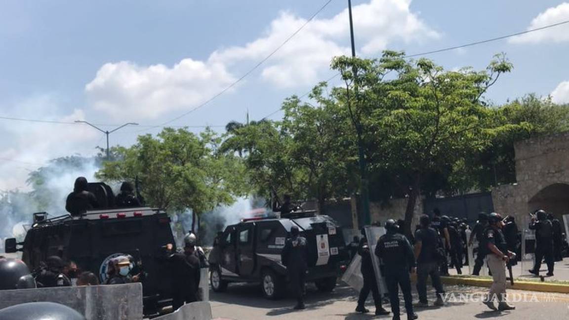 Policías nuevamente se enfrentan a normalistas en Chiapas