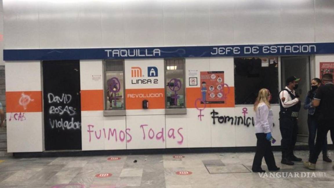 Mujeres encapuchadas causan destrozos en Metro Revolución