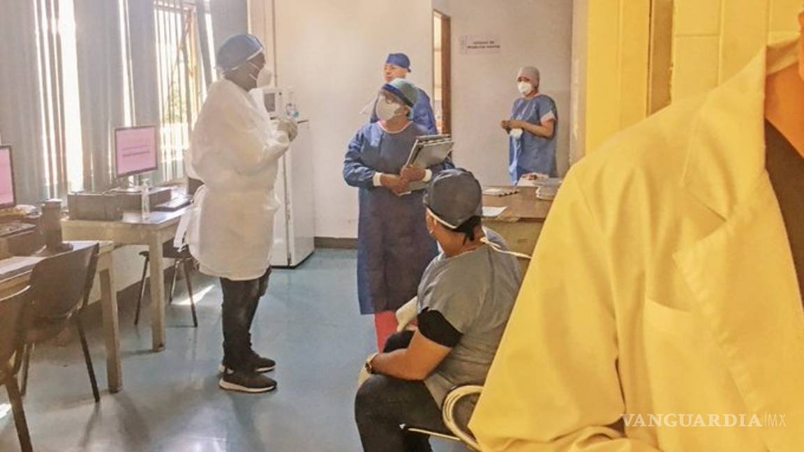 $!'No hacen nada, cobran mucho', se quejan del 'apoyo' de médicos cubanos en México