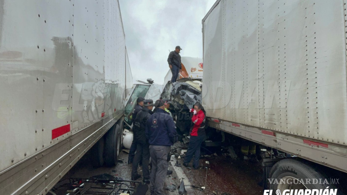 $!Los autos involucrados en la colisión, con evidentes signos del impacto.