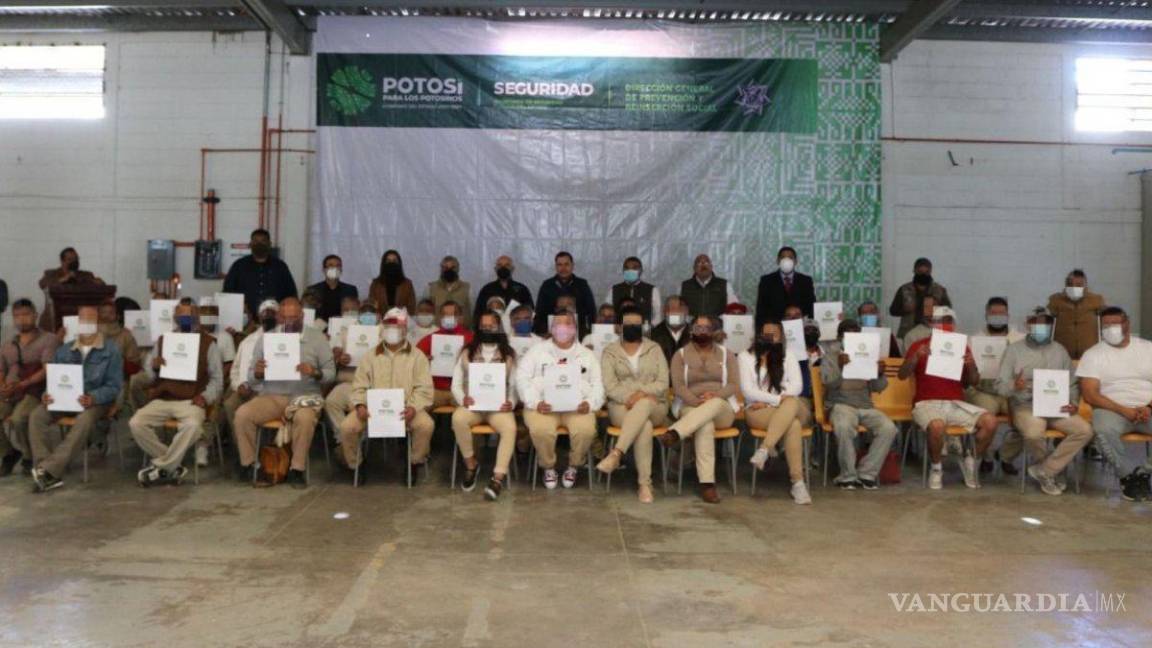 Concluyen primaria y secundaria en Cereso de SLP; reciben certificado 68 presos