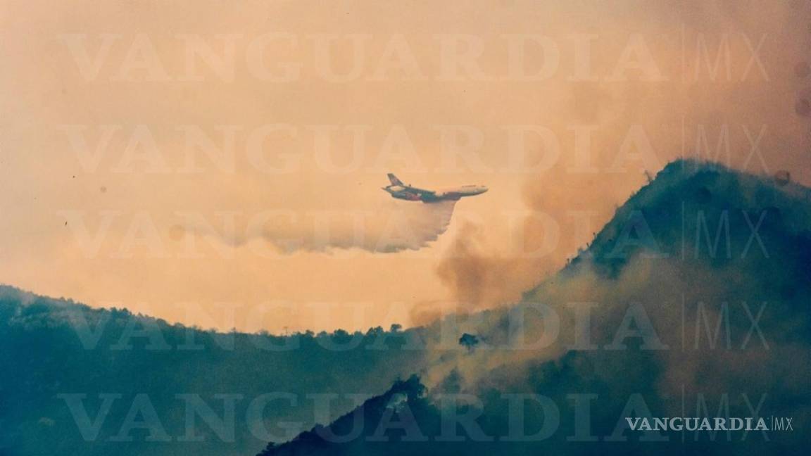 Llega la aeronave DC-10 a combatir el incendio en el Cañón de San Lorenzo en Saltillo