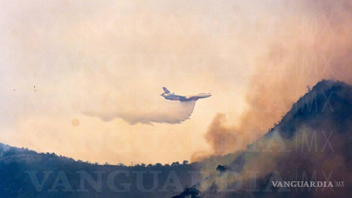 $!Al iniciar la jornada de combate a los mismos de este jueves 19 de mayo, en el incendio en Santa Rosa, en Saltillo, se registra un 10% de avance en el control y 5 % de liquidación,