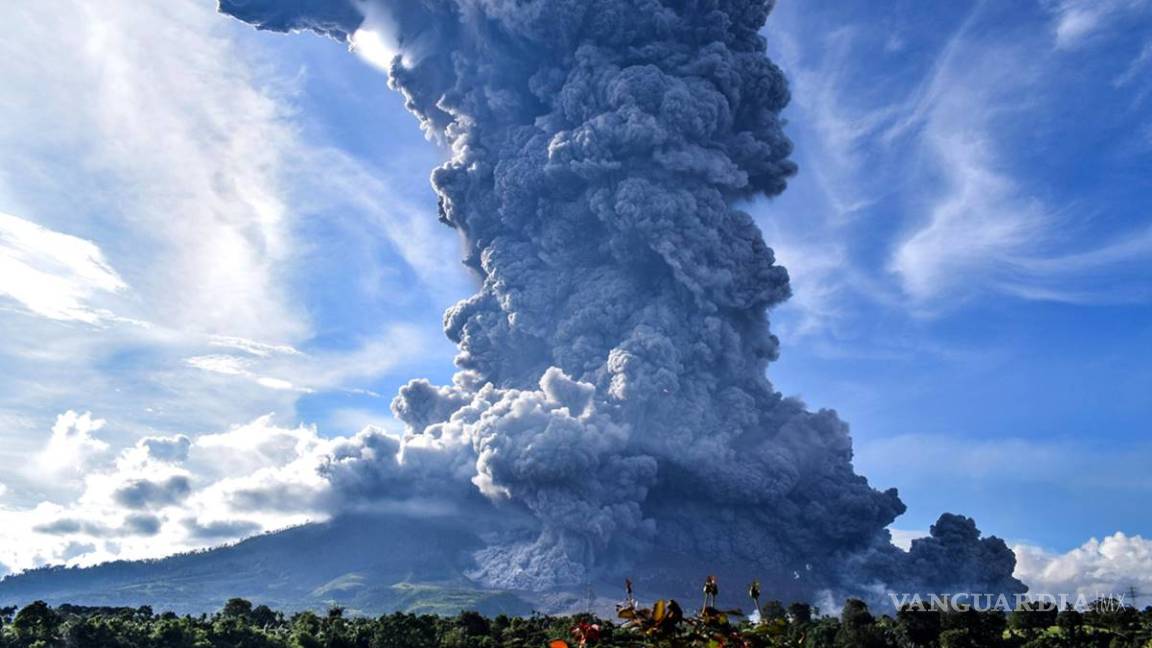 Volcán Sinabung de Indonesia entra en erupción; arroja impresionante columna de ceniza (video)