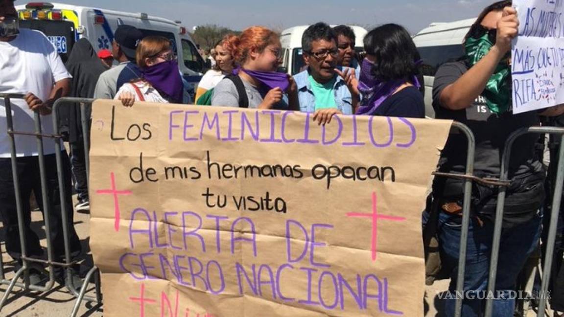 'Los feminicidios de mis hermanas opacan tu visita', exigen a AMLO activar alerta de género en México