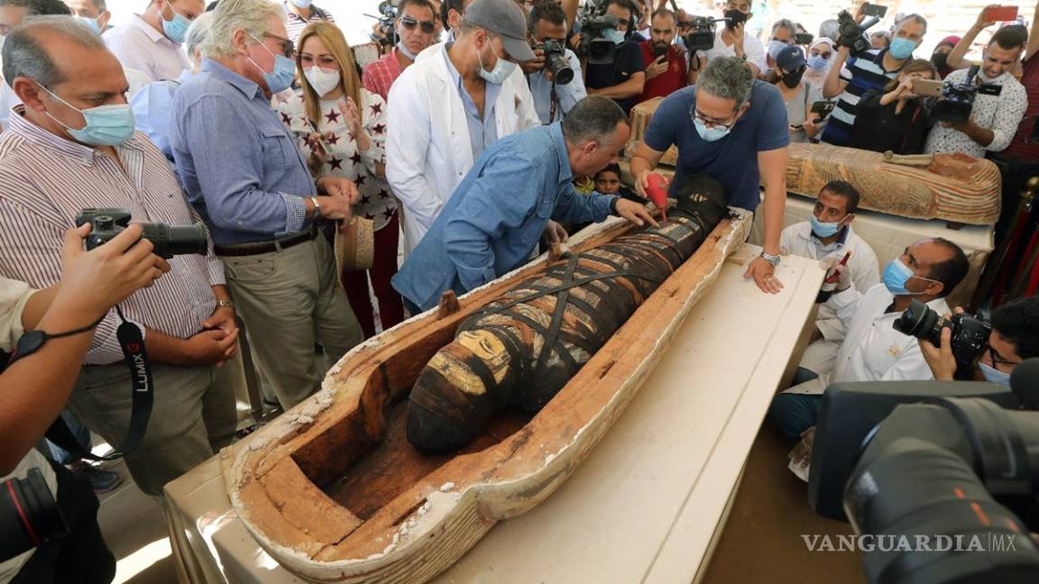 Encuentran en Egipto 59 sarcófagos con sus momias intactas
