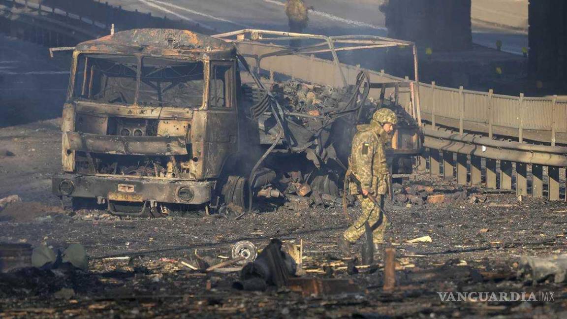 $!Algunos videos fueron subidos por las Fuerzas Terrestres de las Fuerzas Armadas de Ucrania. En ellos se ve a varias personas detenidas, sentadas en el suelo.