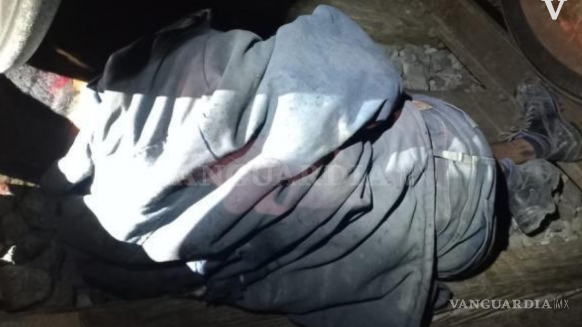 $!Bajo la máquina ferroviaria se encontró a la víctima del trágico accidente.