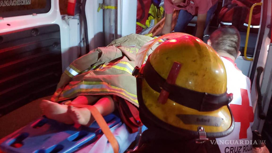 $!La mujer herida fue trasladada en ambulancia al centro médico más cercano después del accidente en Parras de la Fuente.