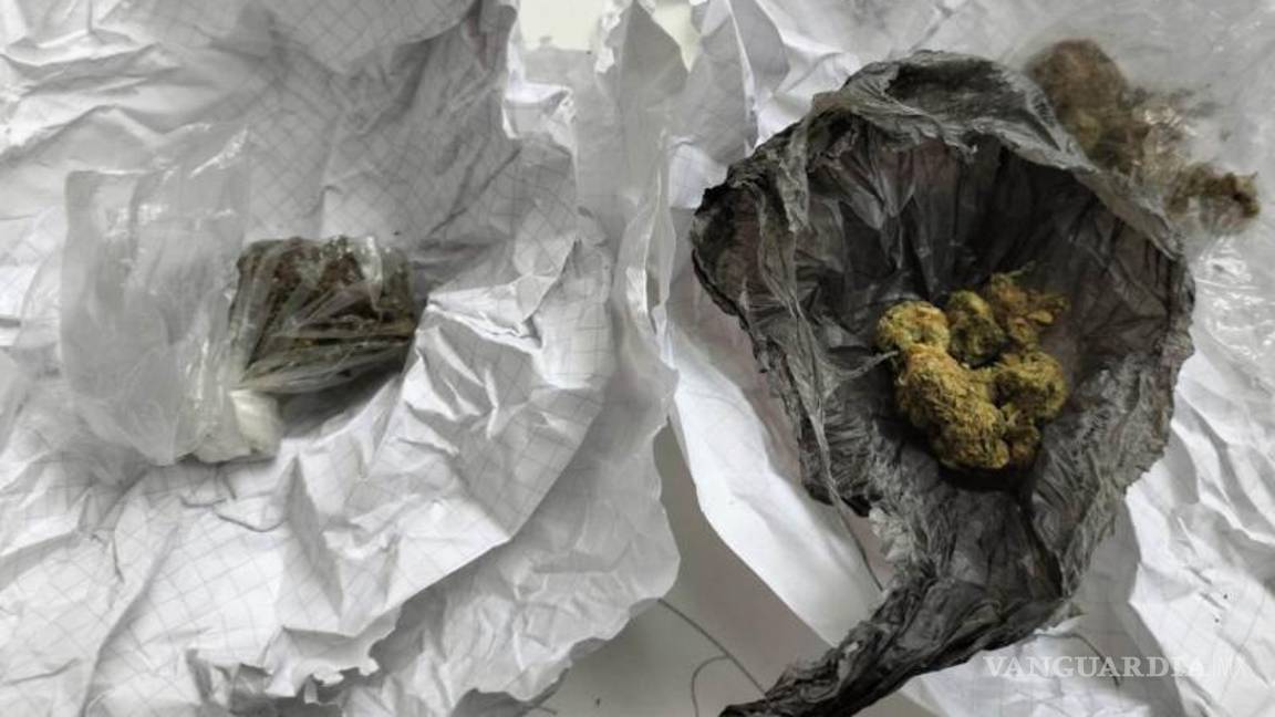 $!Se encontraron envoltorios con restos de hierba verde y seca, con las características de la marihuana.