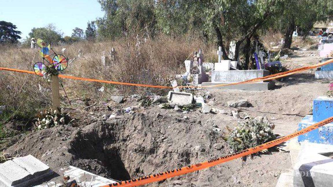 $!Empleados y vecinos del panteón de Iztapalapa afirmaron que frecuentemente profanan tumbas para robar cuerpos