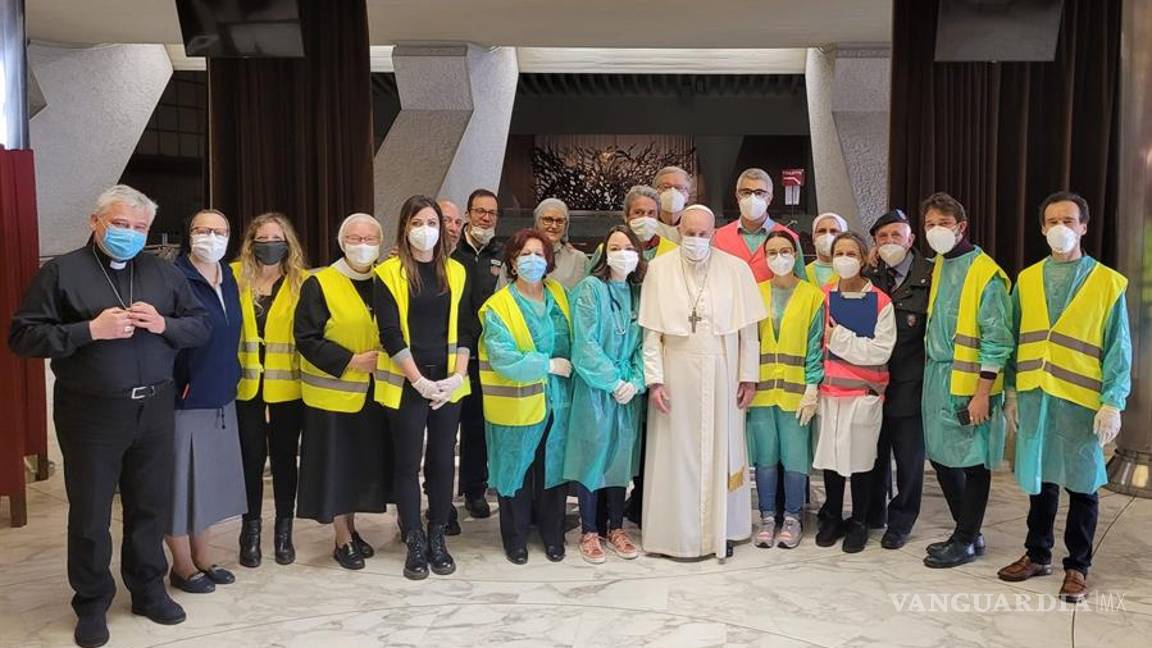 $!Visita el papa Francisco a las personas sin hogar que están siendo vacunadas en el Vaticano