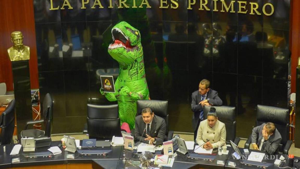 ‘Jurassic Plan’; Xóchitl Gálvez se disfraza de dinosaurio y protesta contra reforma electoral de AMLO