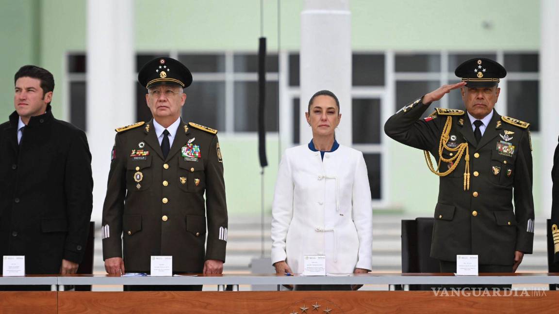 $!Claudia Sheinbaum, Presidenta de México, y Ricardo Trevilla Trejo, secretario de la Defensa Nacional, encabezaron el 112 aniversario del Día del Ejército Mexicano”, en cuya ceremonia se entregaron las instalaciones del 27/o Regimiento de Caballería Motorizado. También estuvo presente el gobernador de Nuevo León, Samuel García.