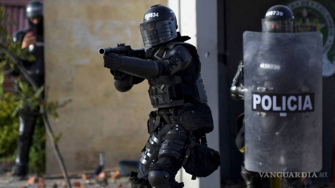 Suspenden a policías por agredir a periodistas en protestas en Colombia