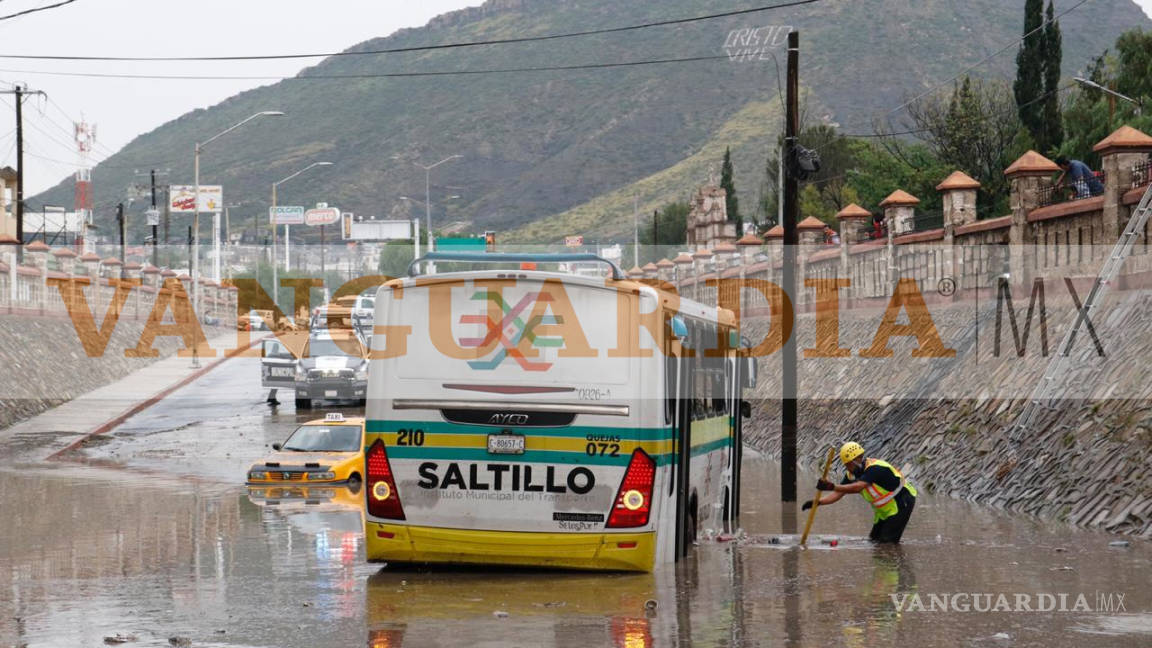 Rescatan a pasajeros de transporte público por inundación en Saltillo