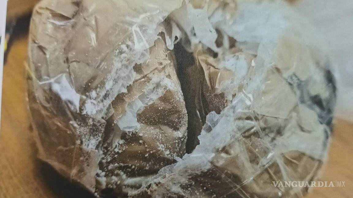 $!Paquetes de metanfetamina y cocaína incautados durante la operación contra el tráfico de drogas.