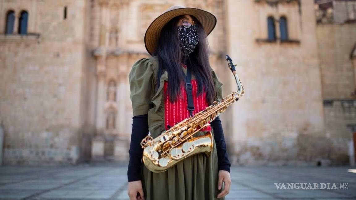 $!Ella es María Elena Ríos, saxofonista que subió al escenario con la Maldita Vecindad