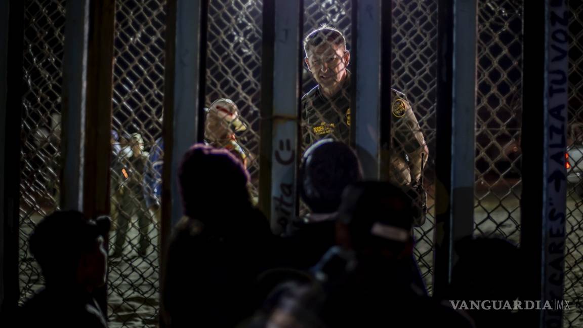 $!Ante la llegada de la caravana migrante a Tijuana, EU refuerza su frontera con soldados