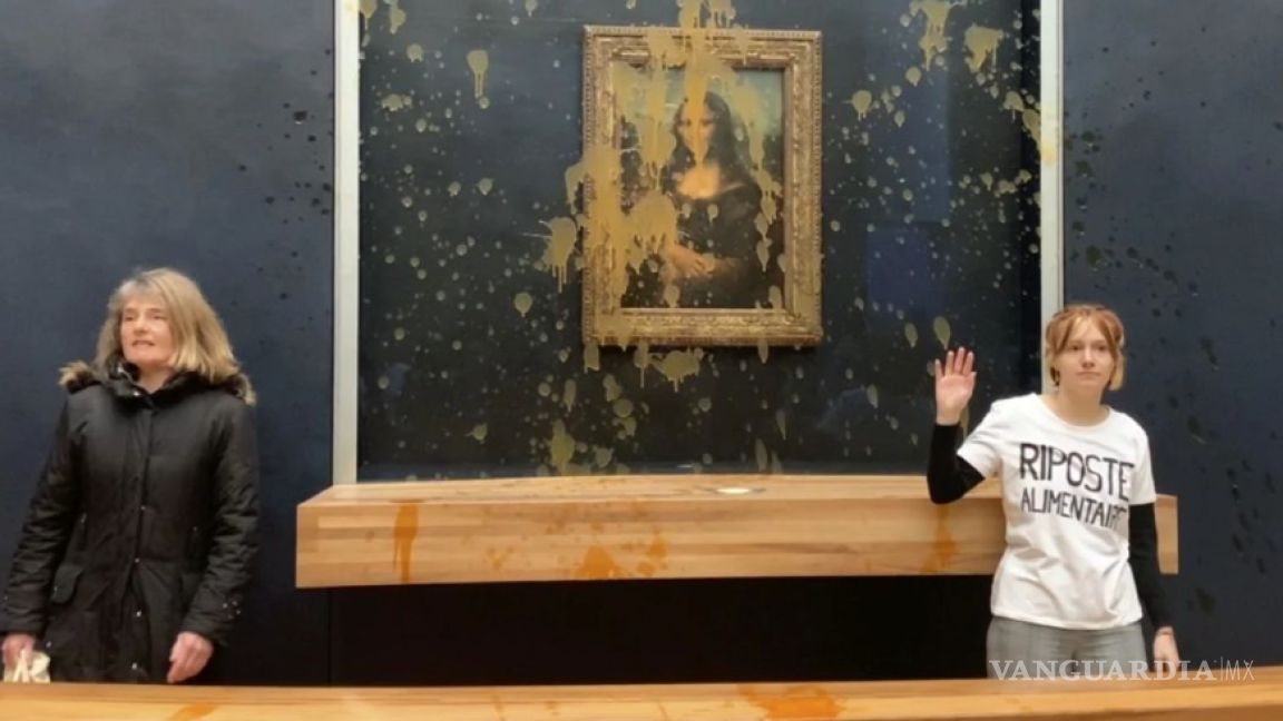 ¡Sopas! Activistas arrojan comida a ‘La Gioconda’ en el museo Louvre de París | VIDEO