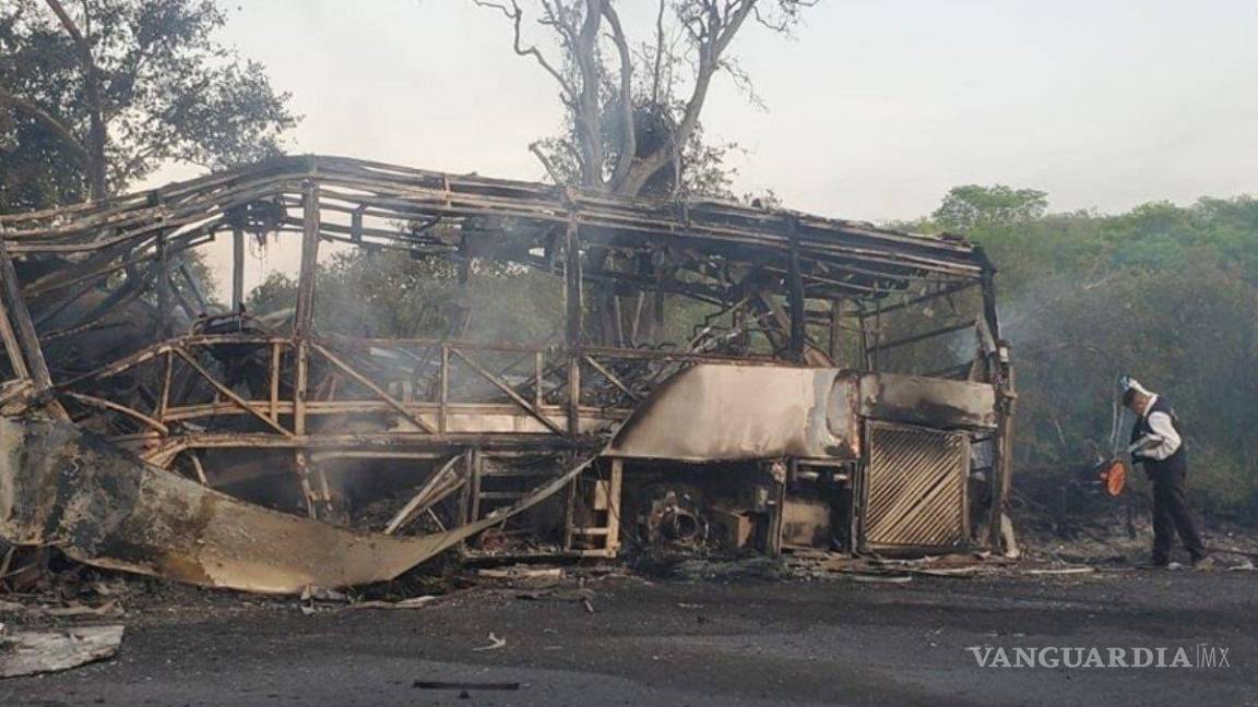 Mueren calcinadas 18 personas en choque de autobús contra pipa en carretera Cd. Victoria-Monterrey