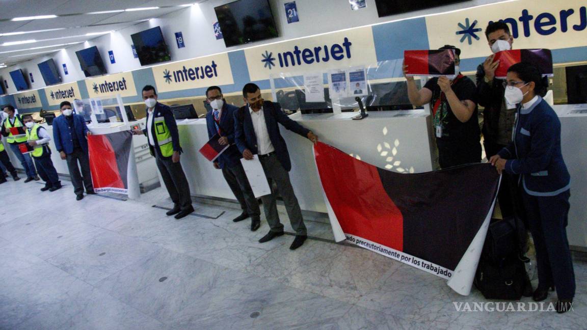 $!Las banderas rojinegras fueron colocadas en las instalaciones de la aerolínea Interjet en el AICM.,