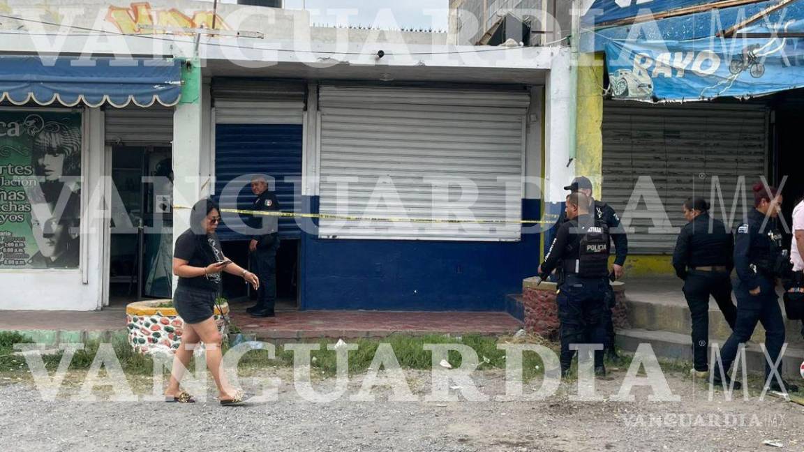 $!Al llegar los peritos y personal de la fiscalía se llevaron a cabo las diligencias del deceso de José Juan delgado, de 39 años, quien fue encontrado en el lugar por su pareja sentimental.