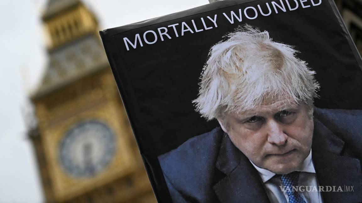 $!Un manifestante sostiene una pancarta contra Boris Johnson frente al parlamento en Londres, Gran Bretaña.