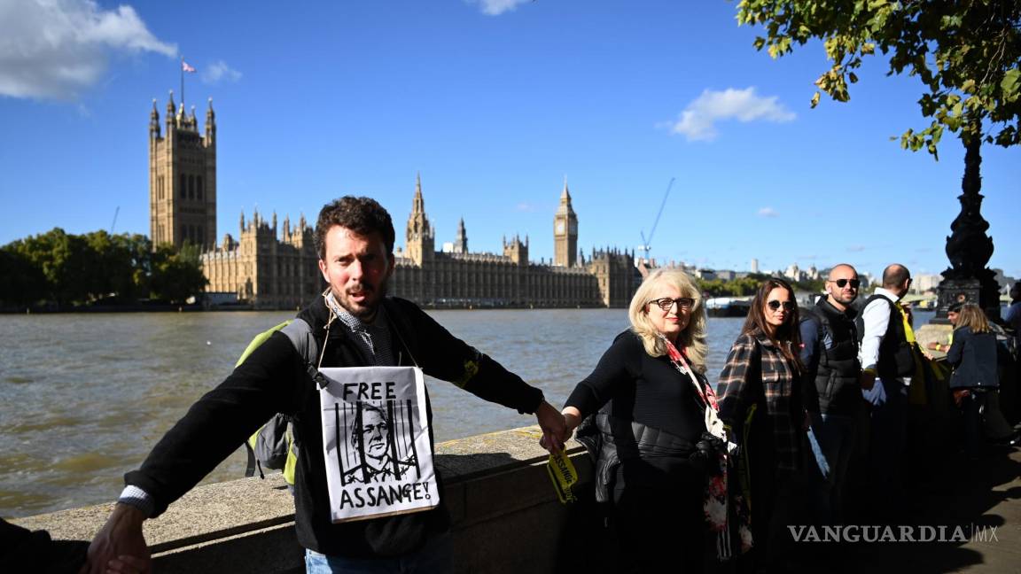 Forman cadena humana en Londres para exigir la liberación de Julian Assange