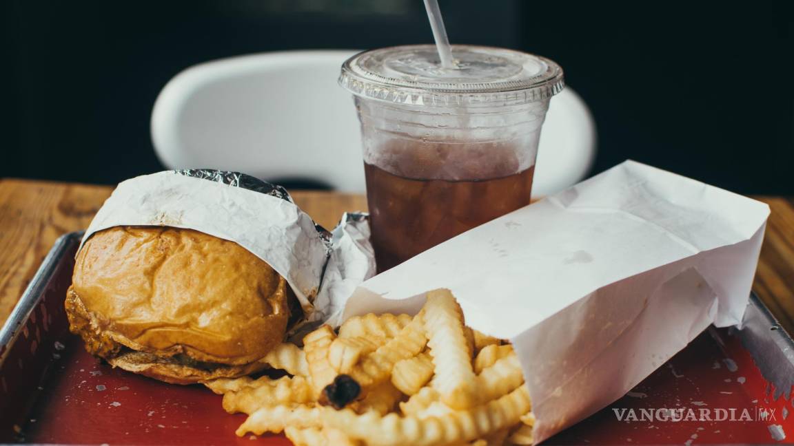 ¿Cómo llegan restos de plásticos a la comida rápida en Estados Unidos?