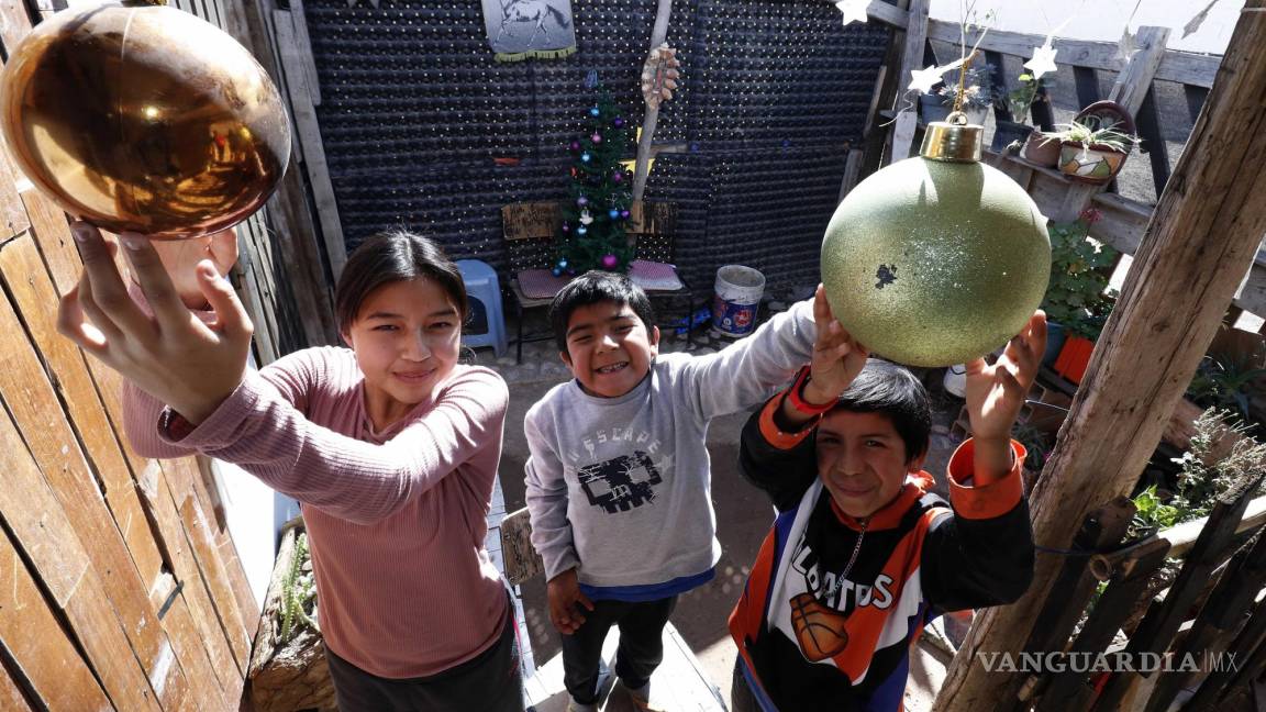 Saltillo: ¿Qué anhela un niño que espera la Navidad entre pinos de madera y esferas recicladas?