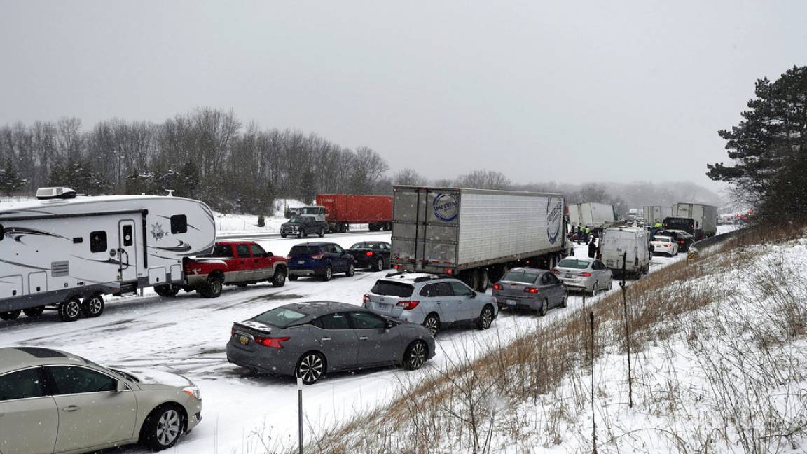 Nevada causa choque múltiple en autopista de Michigan