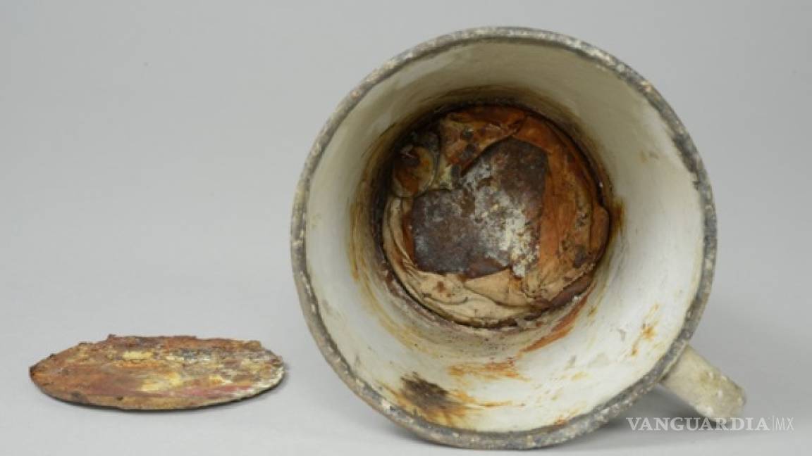 Encuentran anillo y cadena escondidos en taza en Auschwitz