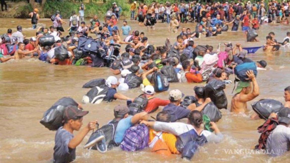 Caravana migrante burla cerco y cruza a pie río Suchiate