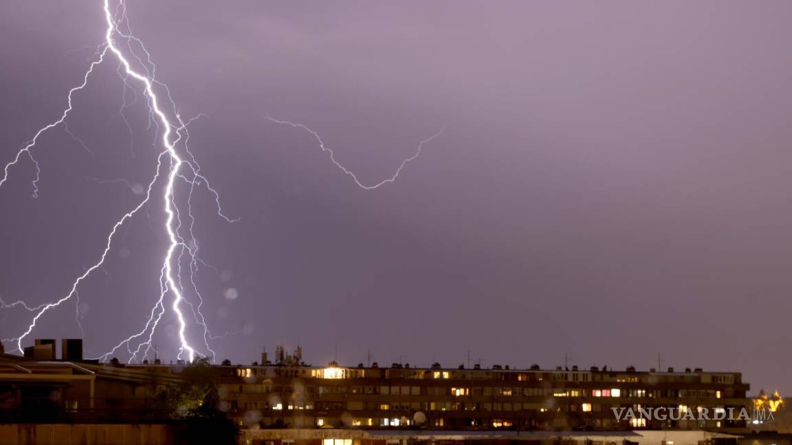 $!Un relámpago ilumina el cielo sobre un edificio residencial en Belgrado. Una tormenta de supercélulas golpeó el norte de Serbia, causando daños materiales.