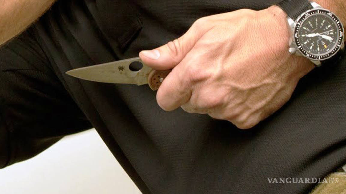 Lesionan con cuchillo a un joven en Saltillo