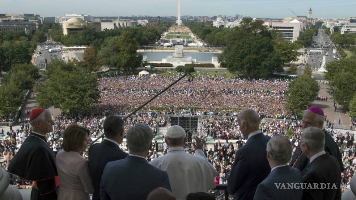 Una diversa multitud recibe la bendición del papa frente al Capitolio