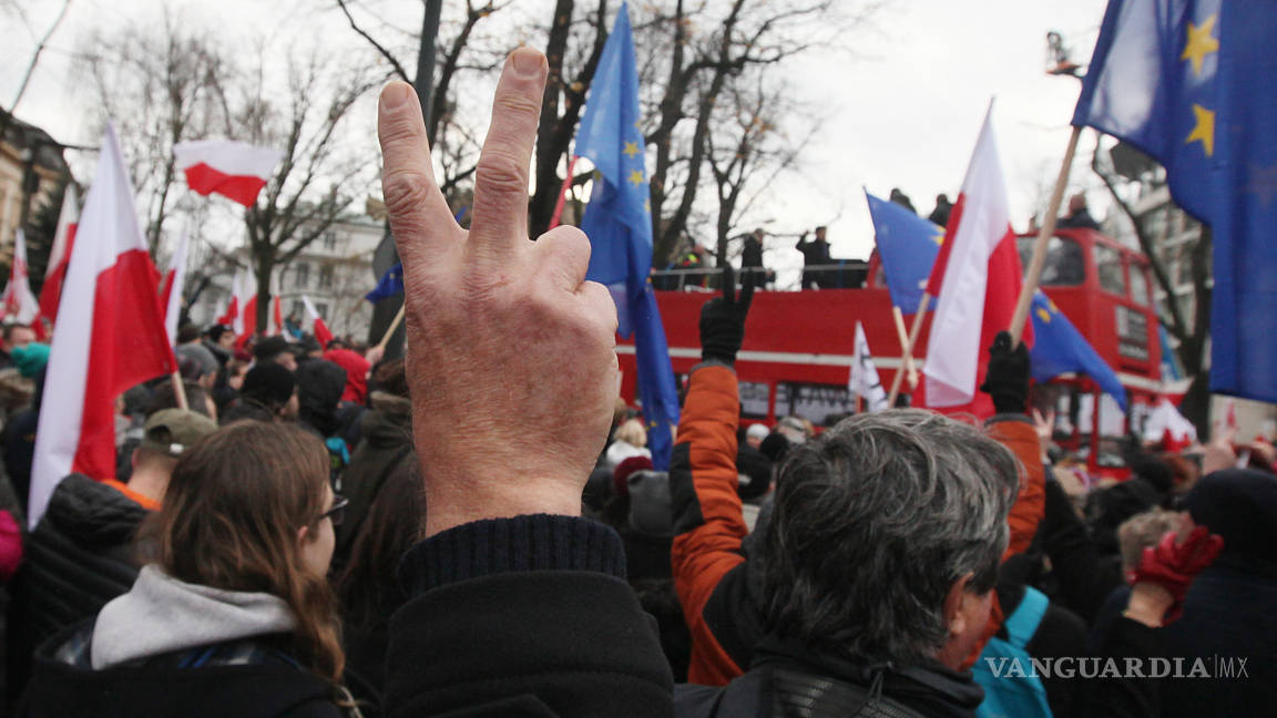 $!Miles de polacos se manifiestan en Varsovia por democracia y contra Gobierno