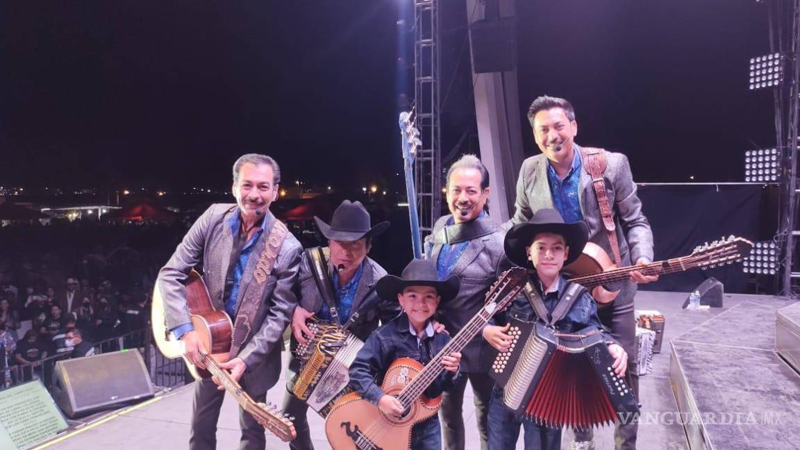 Los Cedillo de Saltillo comparten escenario con Los Tigres del Norte en el concierto de la ciudad