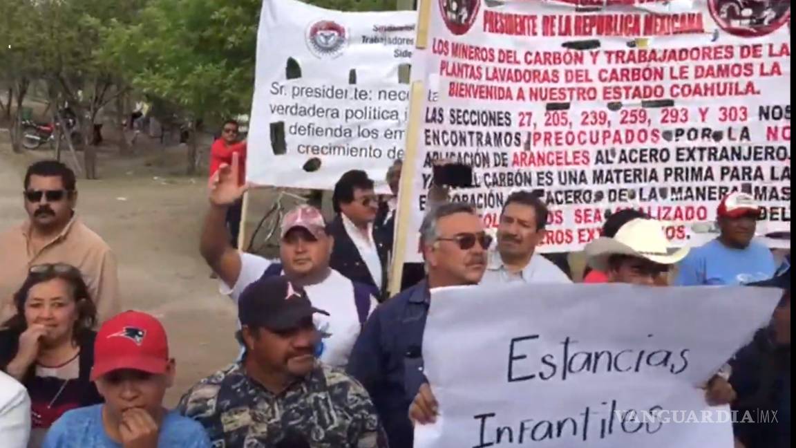 $!Se manifiestan más de 200 personas en evento de AMLO en Saltillo