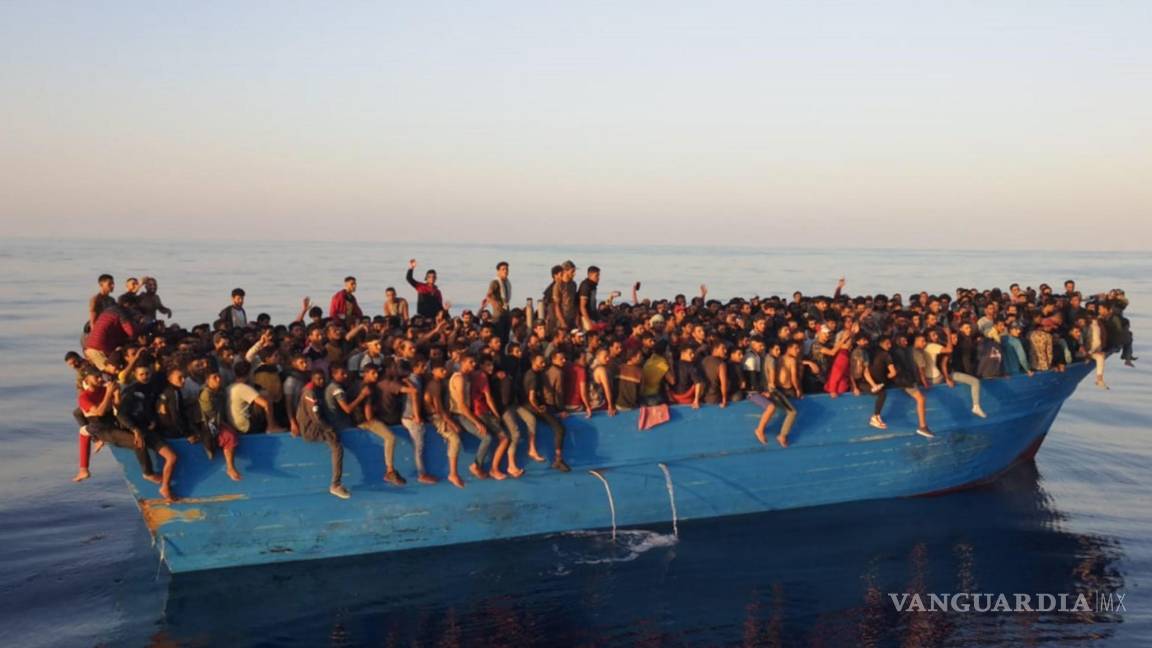 $!En un barco frente a la isla de Lampedusa, Italia, 28 de agosto de 2021