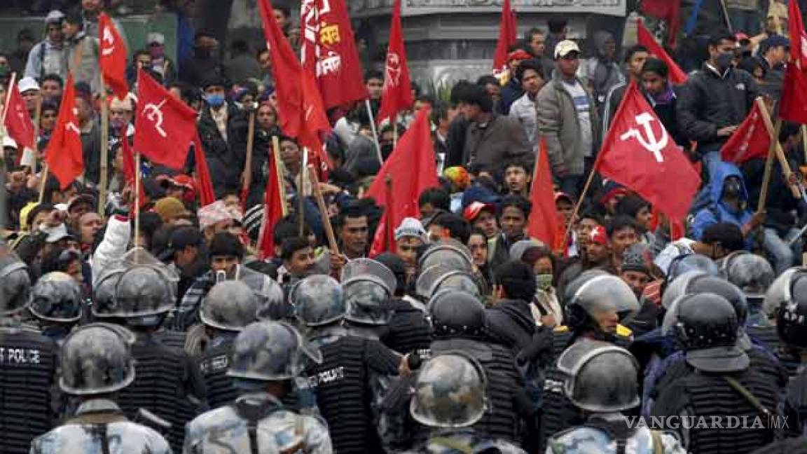 Miles de maoístas rodean edificios del Gobierno nepalí