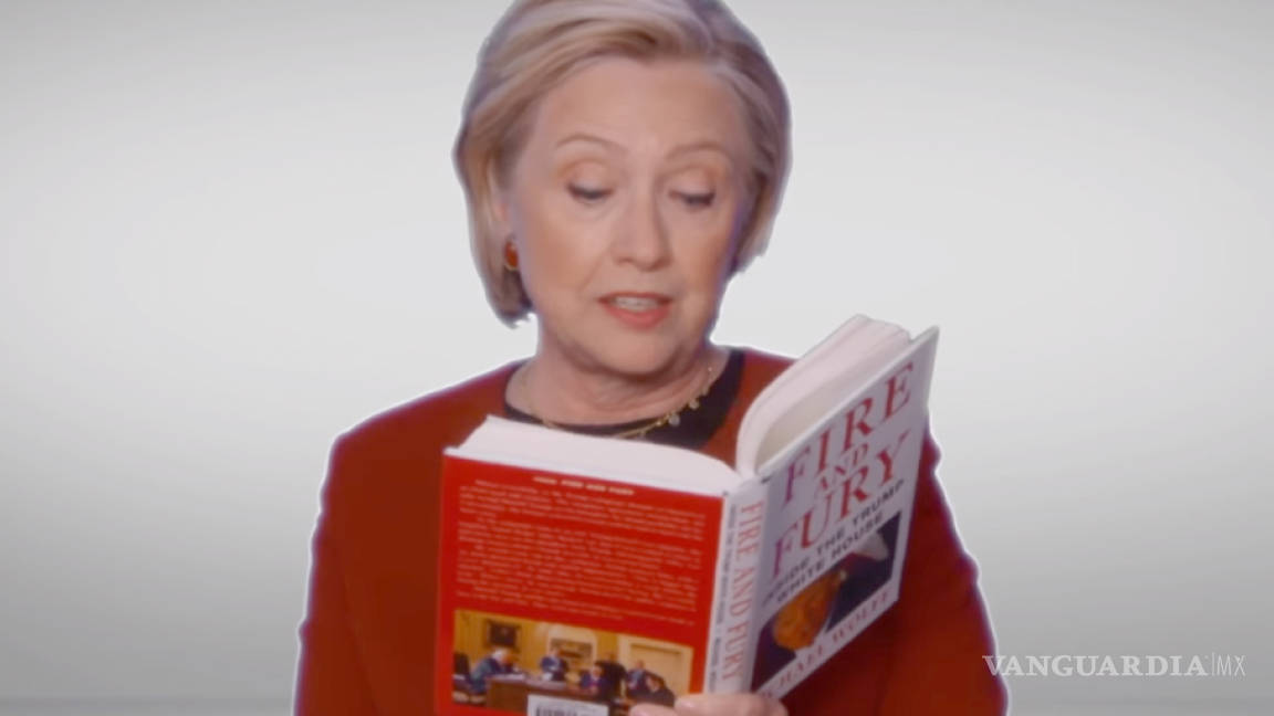 Hillary Clinton se burla de Donald Trump leyendo 'Fire and Fury'