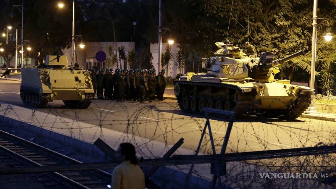 El primer ministro de Turquía confirma golpe militar; cierran redes sociales del país