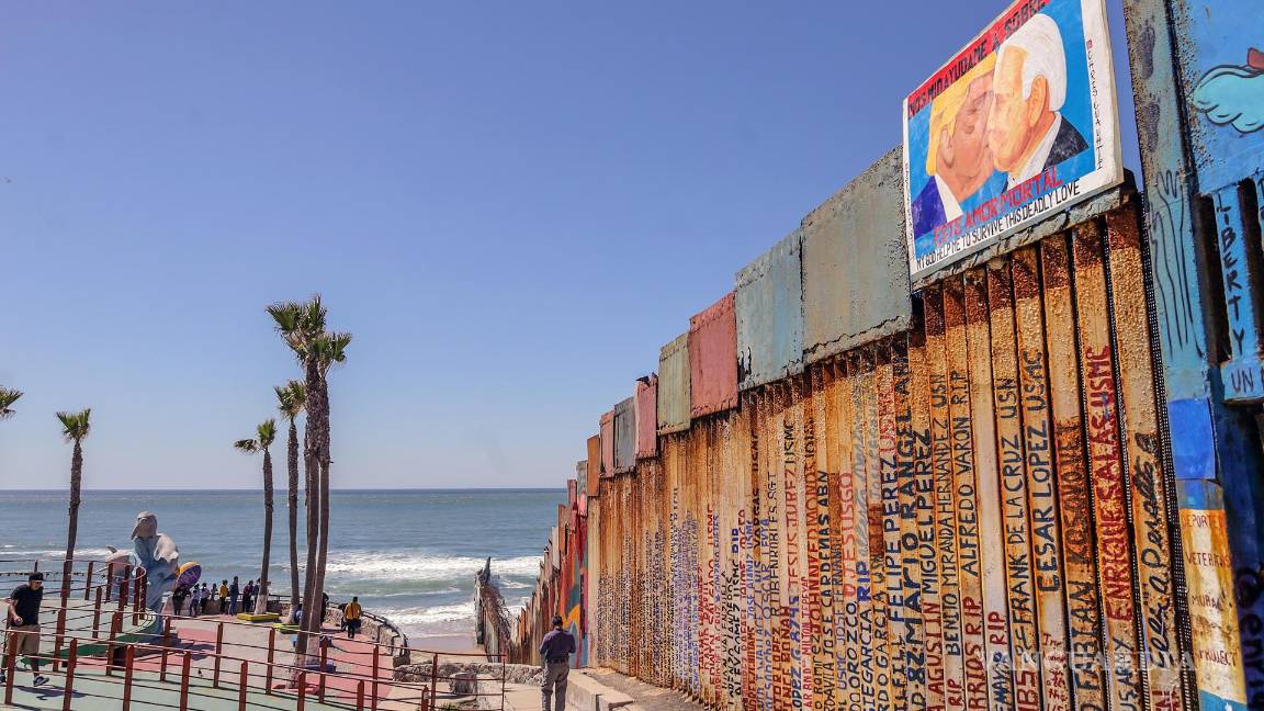 $!Vista de una imagen del expresidente estadounidense Donald Trump besando al actual mandatario, Joe Biden (d) en el muro fronterizo en la ciudad de Tijuana.