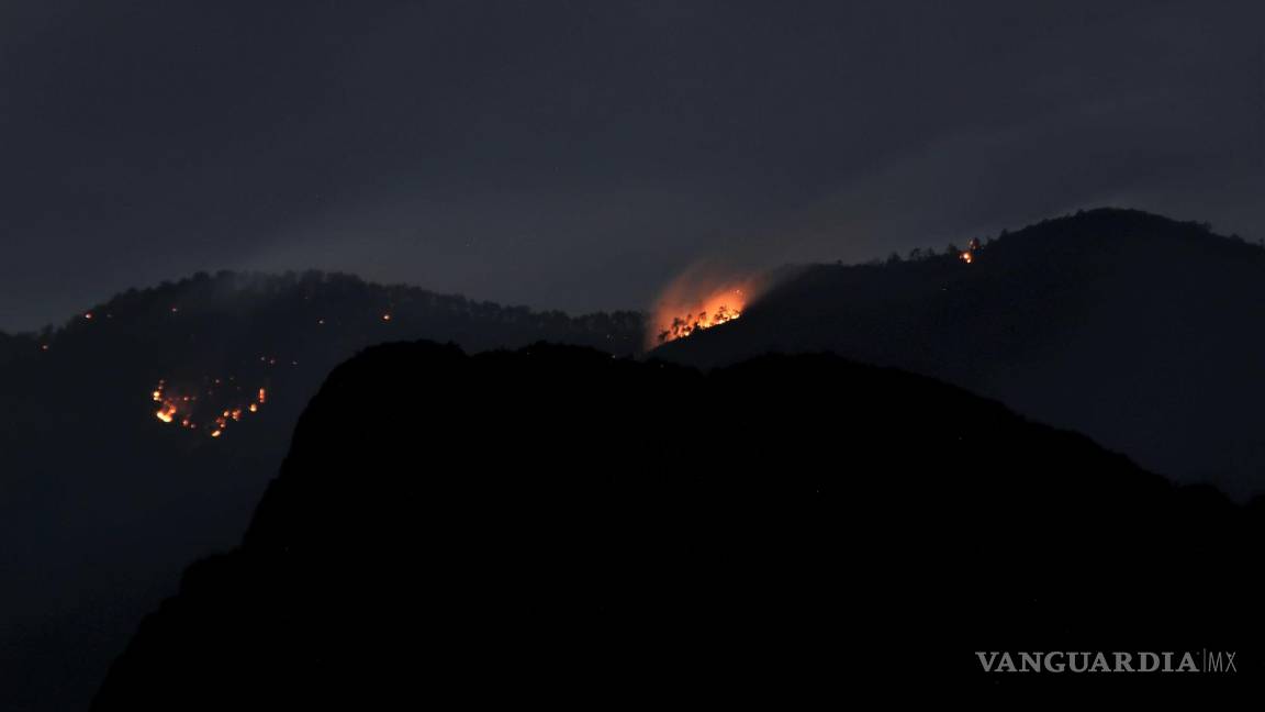 $!Saltillo, Coahuila 14 de mayo de 2022. Continúa avanzando el incendio del Cañón de San Lorenzo.