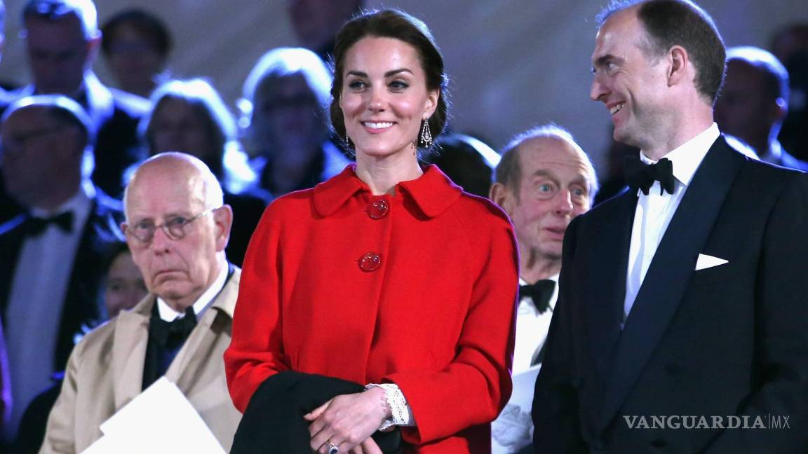 Kate Middleton usa un abrigo de Zara y este se agota en 48 horas