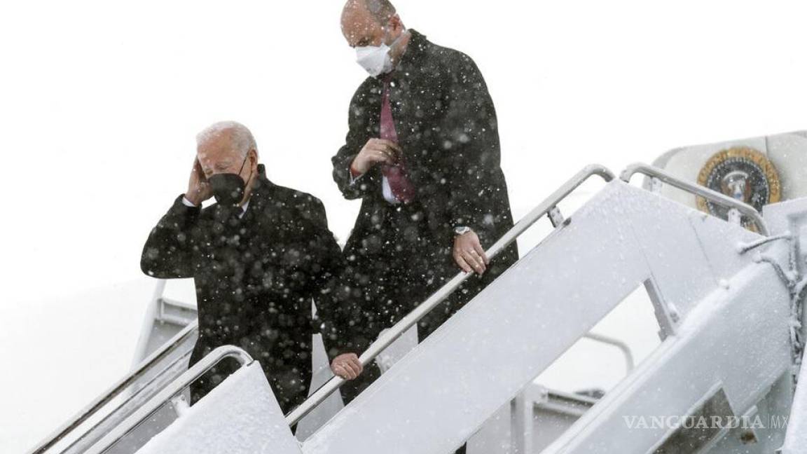 Biden queda atrapado en su avión por tormenta de nieve