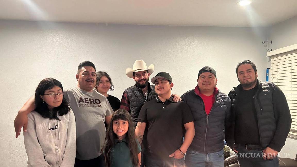 $!Fotografía cedida por Benjamín Domínguez Guevara de una foto colectiva en la casa familiar en Altadena, California.