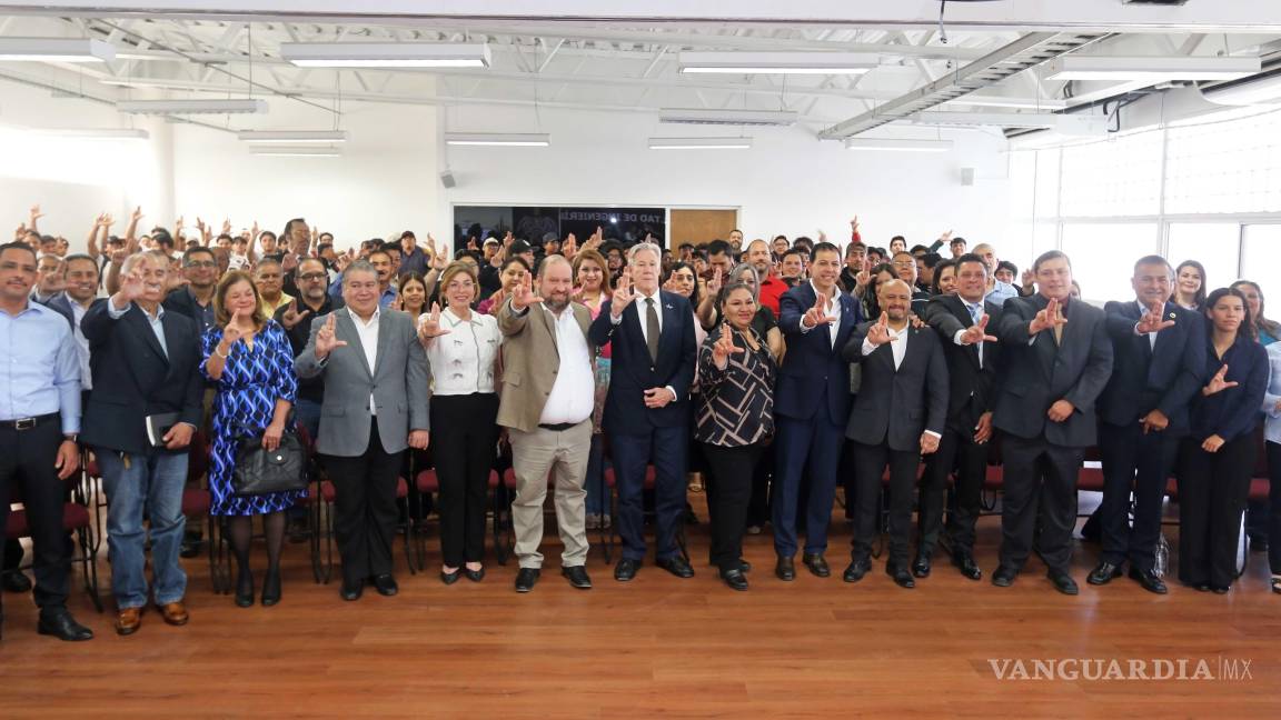 $!La ceremonia reunió a autoridades universitarias, docentes, estudiantes y representantes del sector empresarial de la región Sureste.